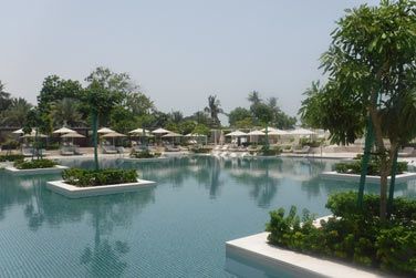 Dtendez-vous sur un transat au bord de la piscine