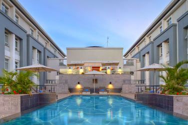 La piscine extrieure d l'htel Eka