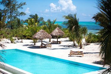 La piscine  dbordement au bord de la belle plage de sable blanc