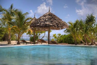 A l'ombre d'un parasol, profitez du calme de cet htel