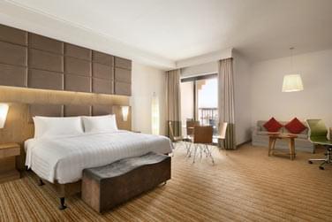 Voici la chambre Premier, disposant d'un coin bureau et d'un grand lit confortable