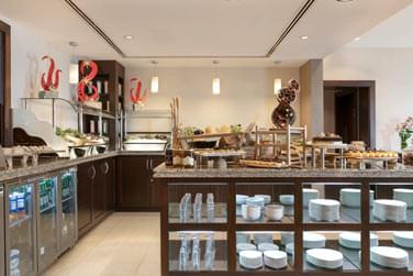 Venez vous restaurer au Club lounge, des plats frais vous seront servis