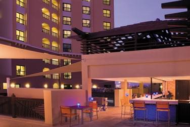 Au Pool Bar, de nuit, dgustez de dlicieux cocktails vous seront servis en plein air