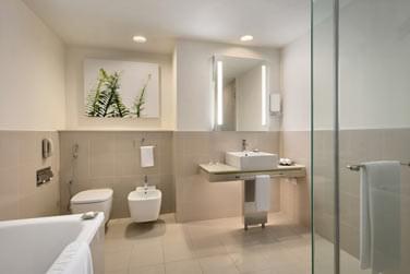 et sa salle de bain pure et sobre toute de blanc vtue