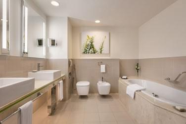 et sa grande salle de bain