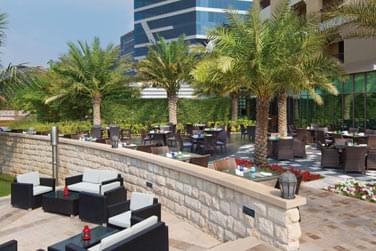 Voici la terrasse extrieur du Restaurant Afya