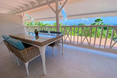 La terrasse de la chambre Deluxe avec vue sur la mer