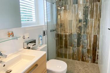 La salle de bain de la chambre standard