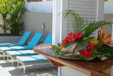 Dtendez-vous sur l'un des transats au bord de la piscine extrieure