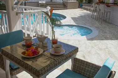 Le petit djeuner est servi tous les matins sur la terrasse autour de la piscine