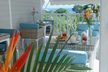 La terrasse de l'htel avec vue sur la mer