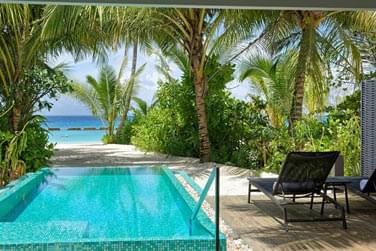 Entoure de cocotiers, profitez de votre piscine prive au sein de la beach pool villa