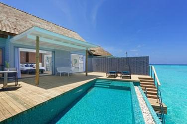 La piscine de la water villa, toute en grandeur pour profiter d'une vue panoramique