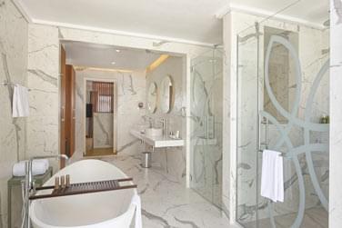Au sein de la duplex pool villa, profitez d'une salle de bain luxueuse et spacieuse
