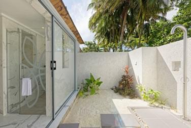 Vous aurez mme la chance de disposer d'une salle de bain extrieure en plein soleil