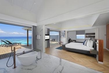 Cette salle de bain ouverte vous offre une vue panoramique incroyable