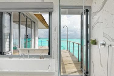 La salle de bain de la water villa double offre une vue d'exception