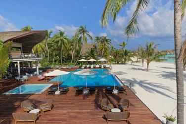 Au water bar, profitez d'un cocktail sur un plateau ombrag