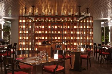 La salle intrieure de l'Allegria est chic aux inspirations sobres