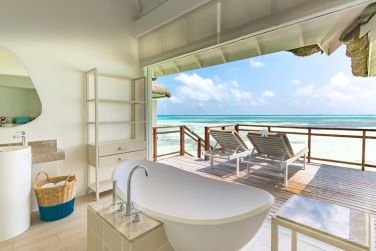 Les salles de bain ouvertes donnent sur la plage et le paysage des maldives