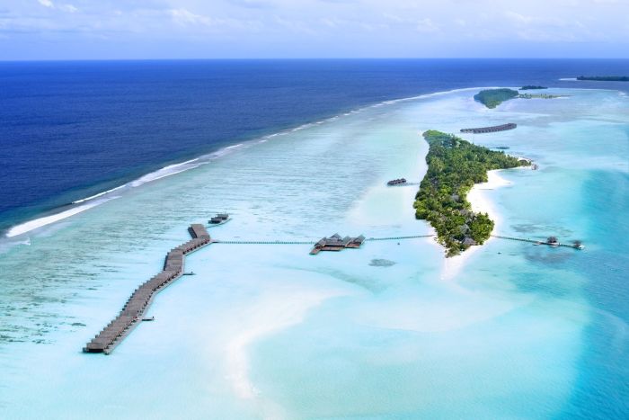 photo double expérience plage & pilotis au lux* south ari atoll