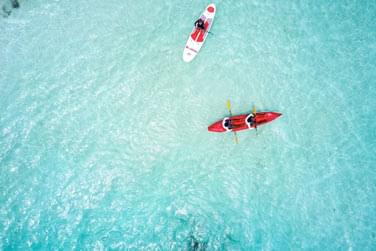Sur les eaux paradisiaques des maldives, offrez vous une vire en layak