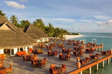 Au lagoon restaurant profitez d'un repas en plein air avec vue sur mer