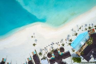Face  la plage le sun siyam offre une vue incroyable sur la mer des maldives
