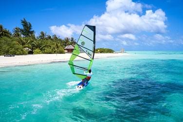 La planche  voile est une des activits pratiquables au sun siyam