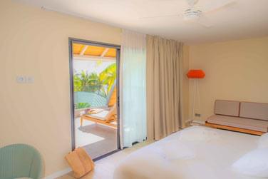 La chambre Ocan dispose d'une terrasse avec des transats