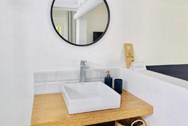 Les dcors bleus et blancs crent une atmosphre apaisante et dtente