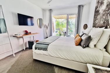 Des dcors noir et blanc et purs au sein de la Chambre vue Jardin