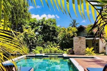 Une piscine ensoleille et agrable pour des moments de dtente