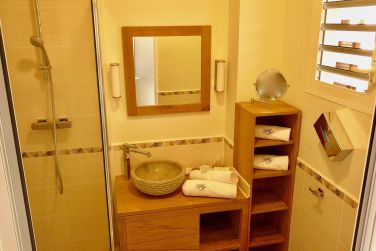 La salle de bain des suites est accueillante et boise