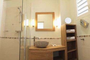 La salle de bain de la suite Balisier aux tons apaisants et aux inspirations natures