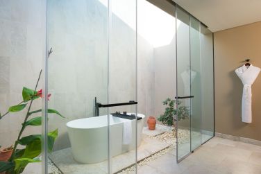 Voici la salle de bain de la Villa avec Piscine