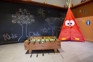 La salle de jeux pour enfants dispose de plusieurs jeux pour enfanyd