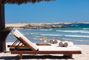 Profitez d'un moment de dtente face  la mer dans votre confortable transat