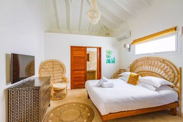 La chambre du bungalow est tout confort aux d�cors typiques guadeloup�ens