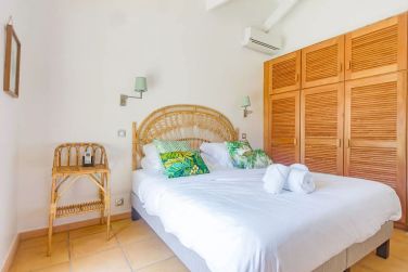 La Villa Marie vous charmera de par sa piscine privative et par son naturel