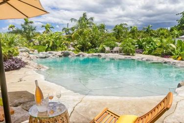 La piscine aux allures de source naturelle est plac�e dans un cadre paradisiaque