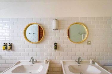 Comprenant deux vasques et deux miroirs pour plus de confort