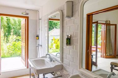 Au bungalow prestige, profitez d'une salle de bain ouverte
