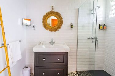 La salle de bain de la chambre deluxe m�lange tropiques et authenticit�