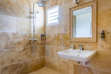 Toute de marbre v�tue voici la salle de bain de la chambre sup�rieure aux allures luxueuses