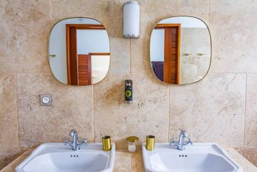 Aux d�cors marbr�s et bois�s voici la salle de bain du bungalow le brillant