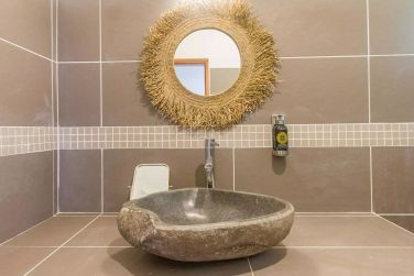 Dans la salle de bain de la Villa Marie, inspiration pierres et tropiques