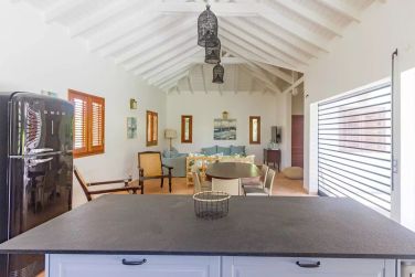 Le salon est spacieux, � l'ambiance conviviale et cosy