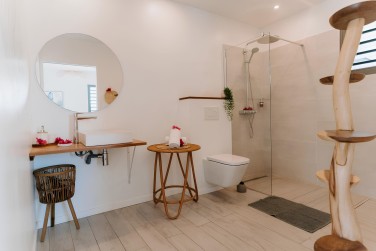 Une belle et vaste salle de bain