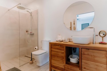 avec douche italienne et toilettes